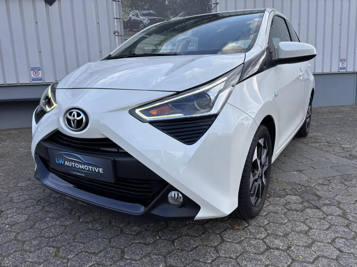 1.0 VVT-i x-cite | Camera | Carplay | 15 inch velgen