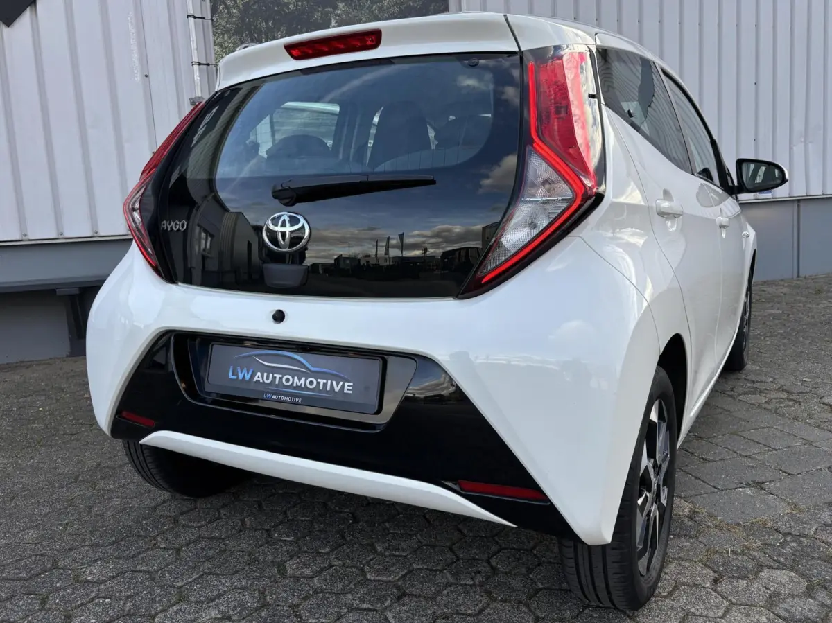 1.0 VVT-i x-cite | Camera | Carplay | 15 inch velgen