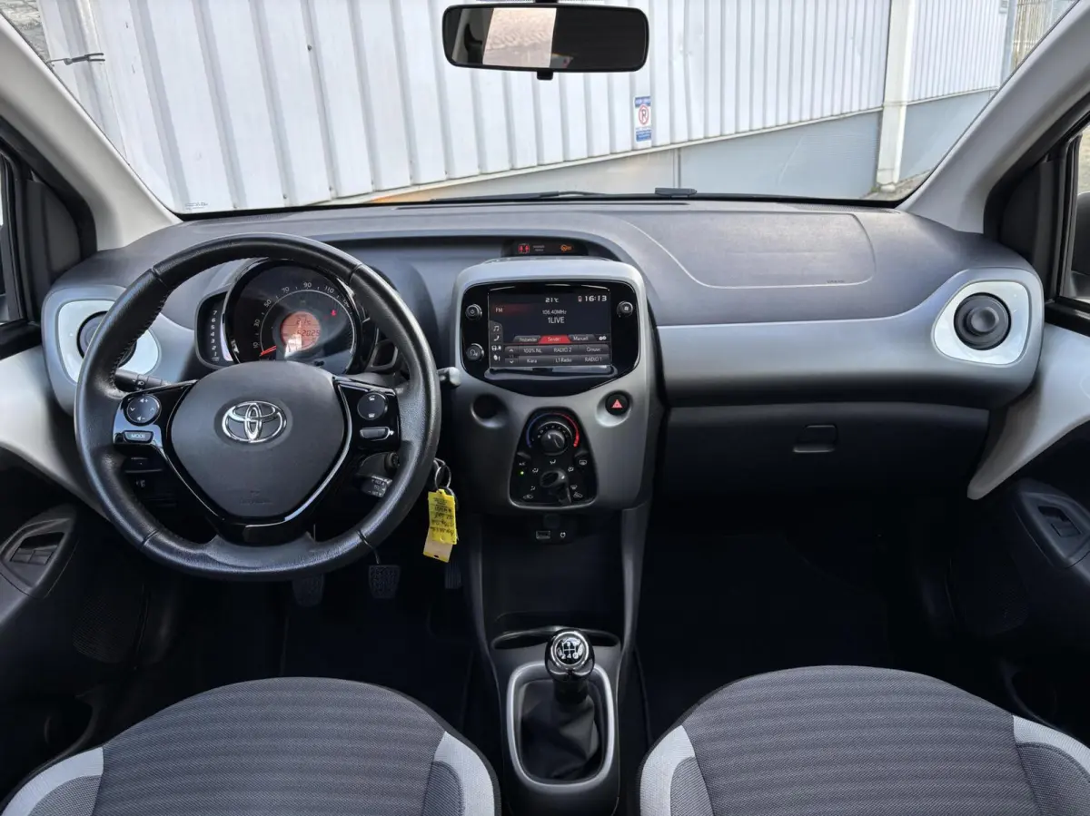 1.0 VVT-i x-cite | Camera | Carplay | 15 inch velgen