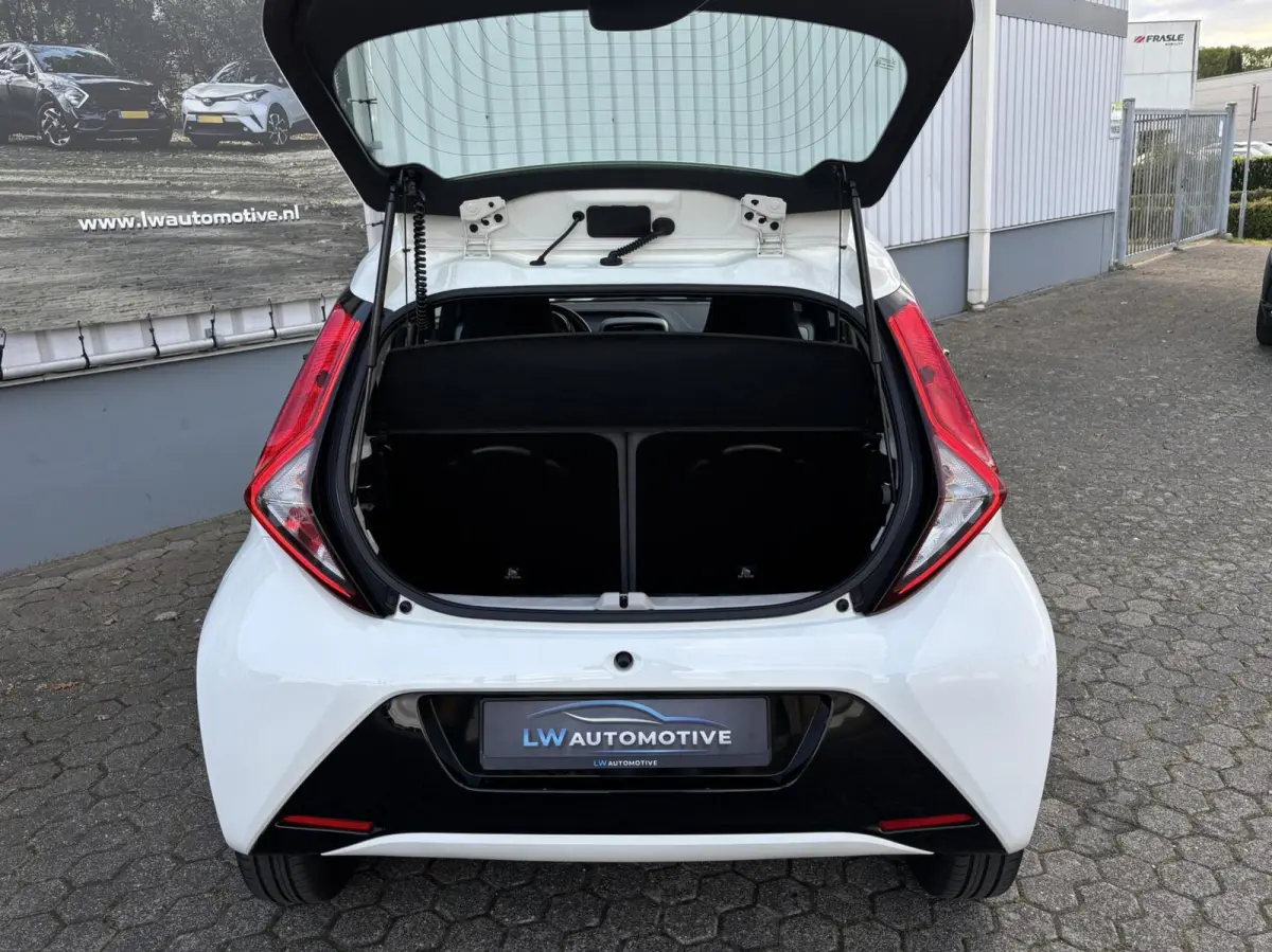1.0 VVT-i x-cite | Camera | Carplay | 15 inch velgen
