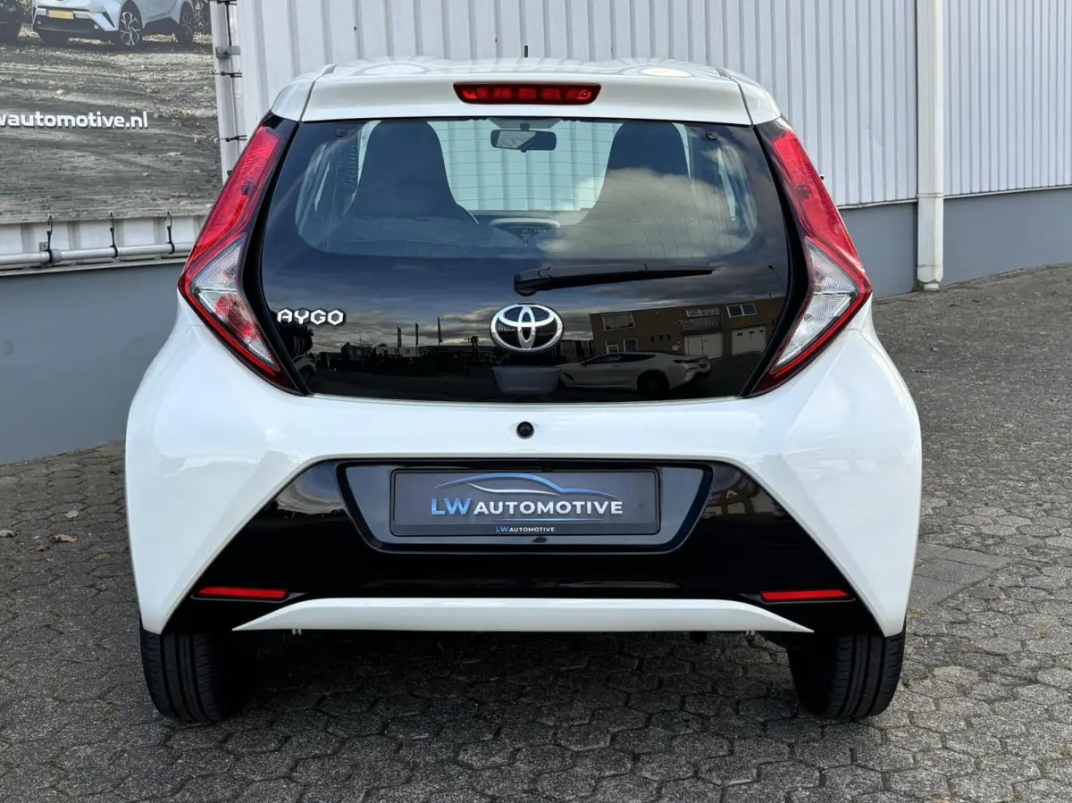 1.0 VVT-i x-cite | Camera | Carplay | 15 inch velgen