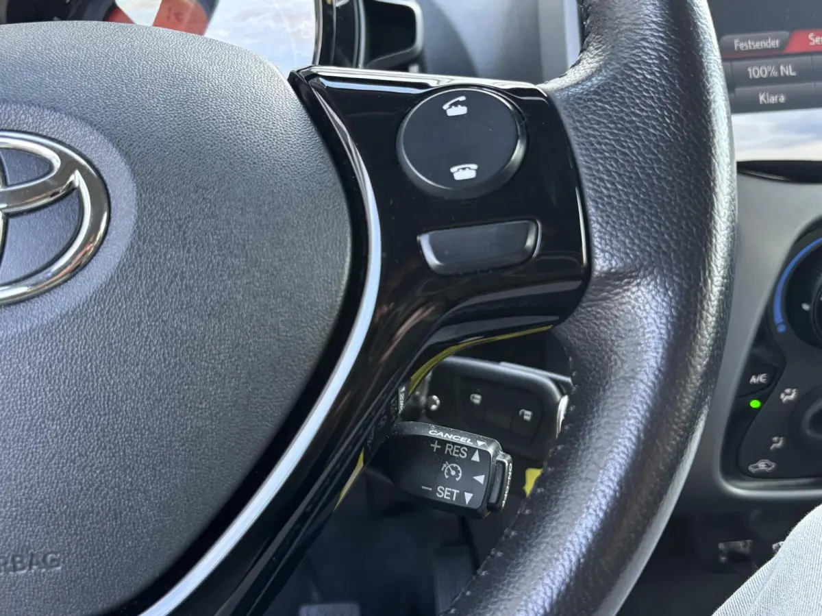 1.0 VVT-i x-cite | Camera | Carplay | 15 inch velgen