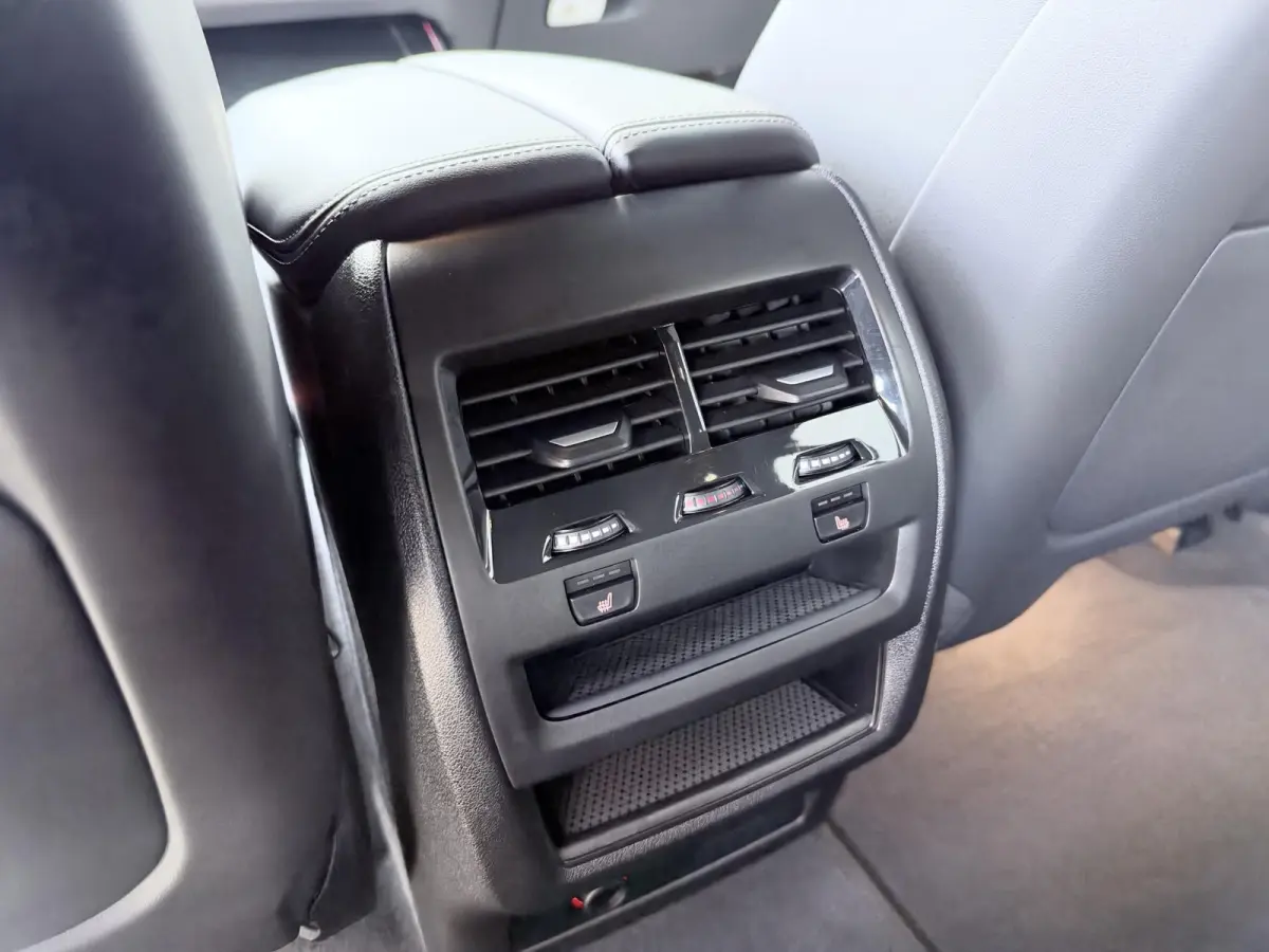 xDrive50e M sport Pro | 490 PK | Trekhaak | Pano | M Stoelen | Individual Tansanitblau metallic | Long Range