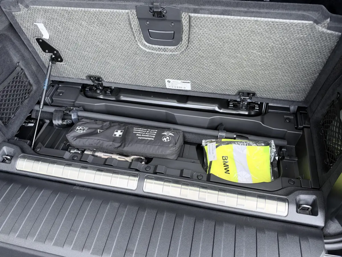 xDrive50e M sport Pro | 490 PK | Trekhaak | Pano | M Stoelen | Individual Tansanitblau metallic | Long Range