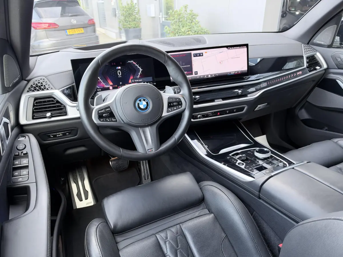 xDrive50e M sport Pro | 490 PK | Trekhaak | Pano | M Stoelen | Individual Tansanitblau metallic | Long Range