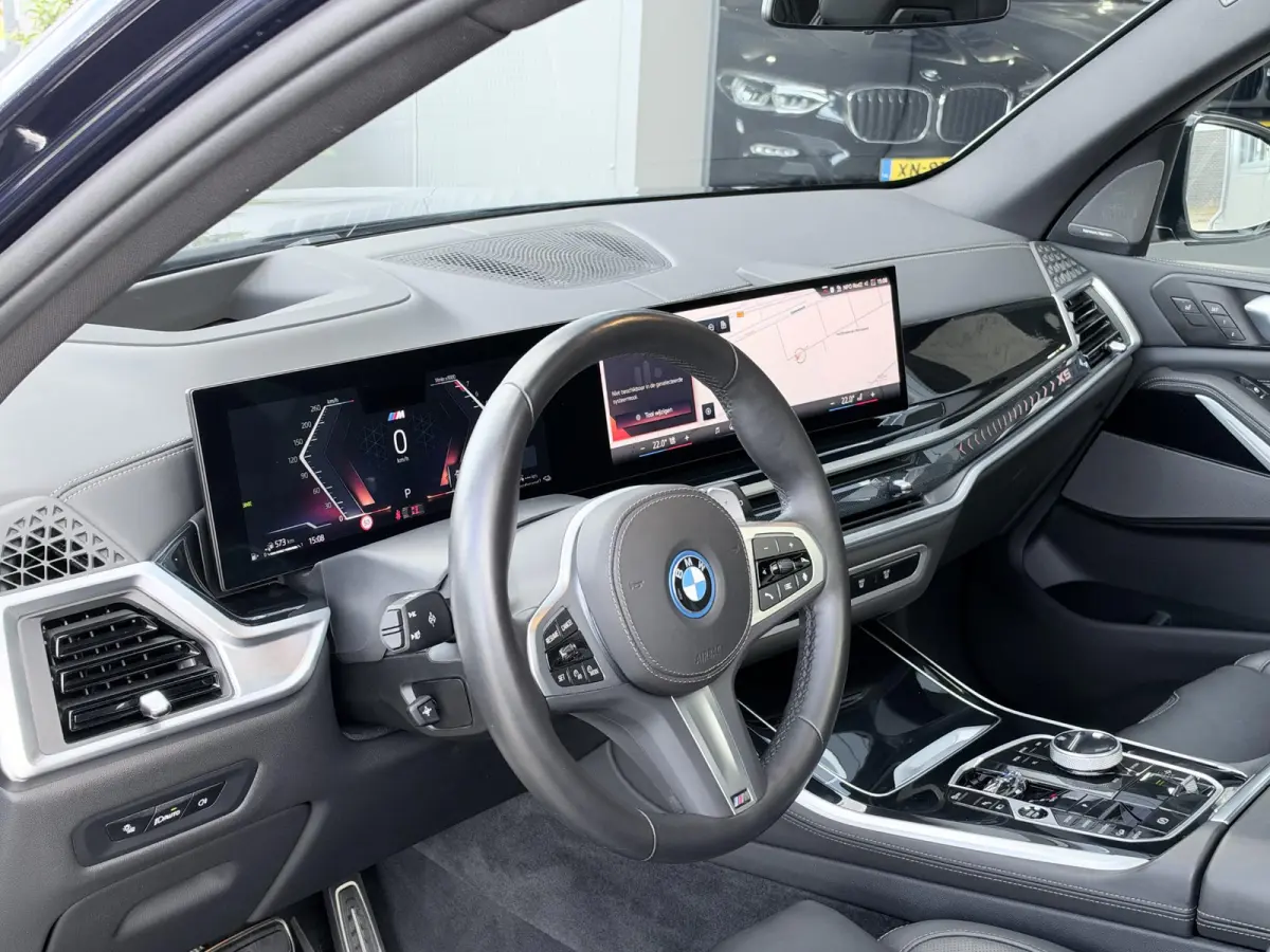 xDrive50e M sport Pro | 490 PK | Trekhaak | Pano | M Stoelen | Individual Tansanitblau metallic | Long Range