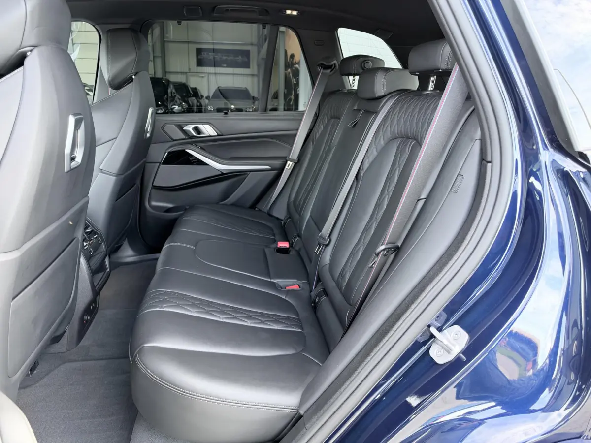 xDrive50e M sport Pro | 490 PK | Trekhaak | Pano | M Stoelen | Individual Tansanitblau metallic | Long Range