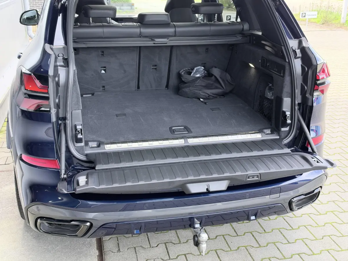 xDrive50e M sport Pro | 490 PK | Trekhaak | Pano | M Stoelen | Individual Tansanitblau metallic | Long Range