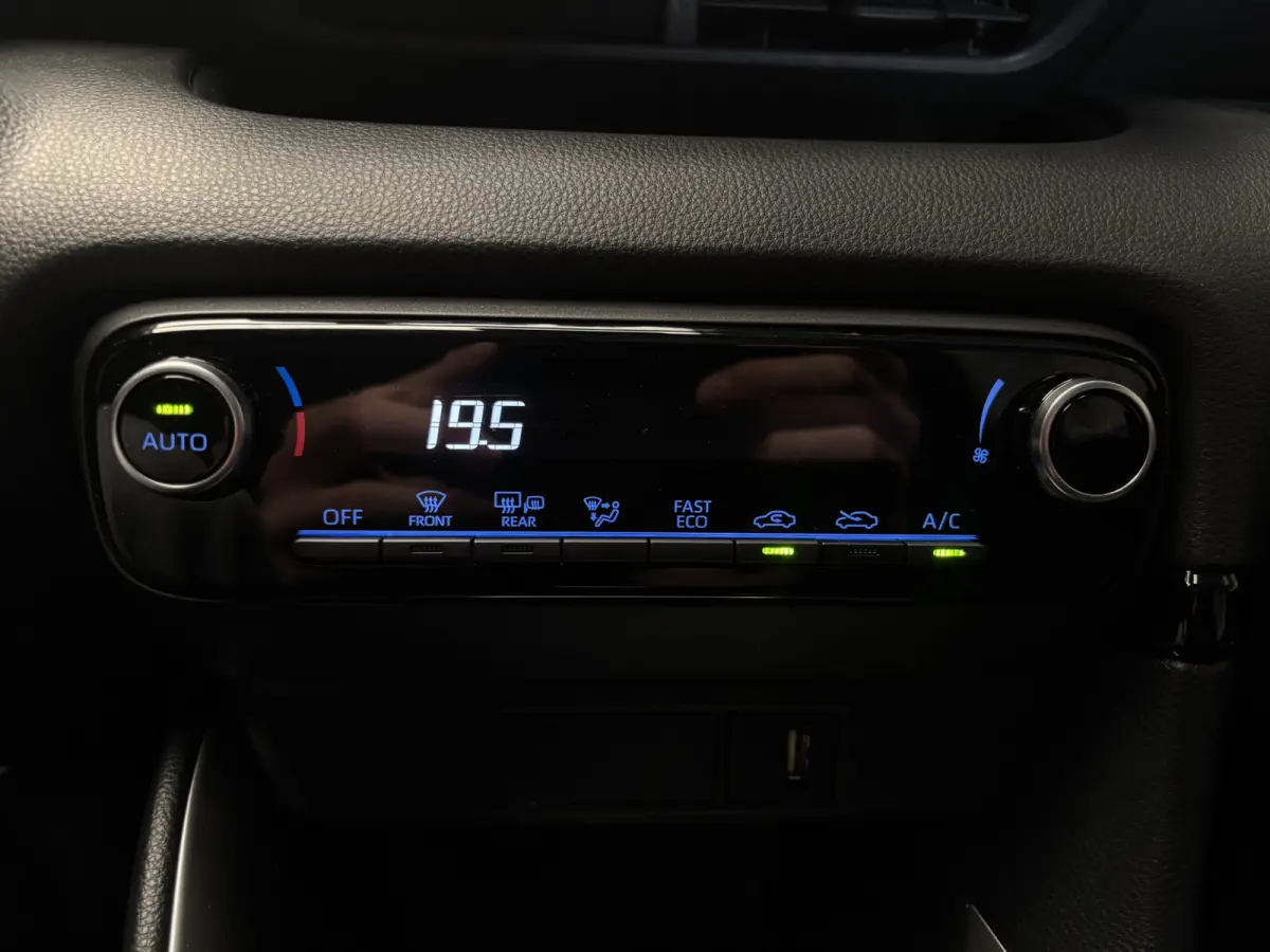 1.5 Hybrid Dynamic Achteruitrijcamera / Cruise control / Keyless entry.