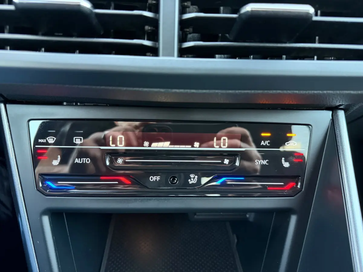 1.0 TSI Life Business DSG-7 | IQ Light LED | Carplay | Adaptive Cruise | Stoelverwarming | Parksens | BTW Auto