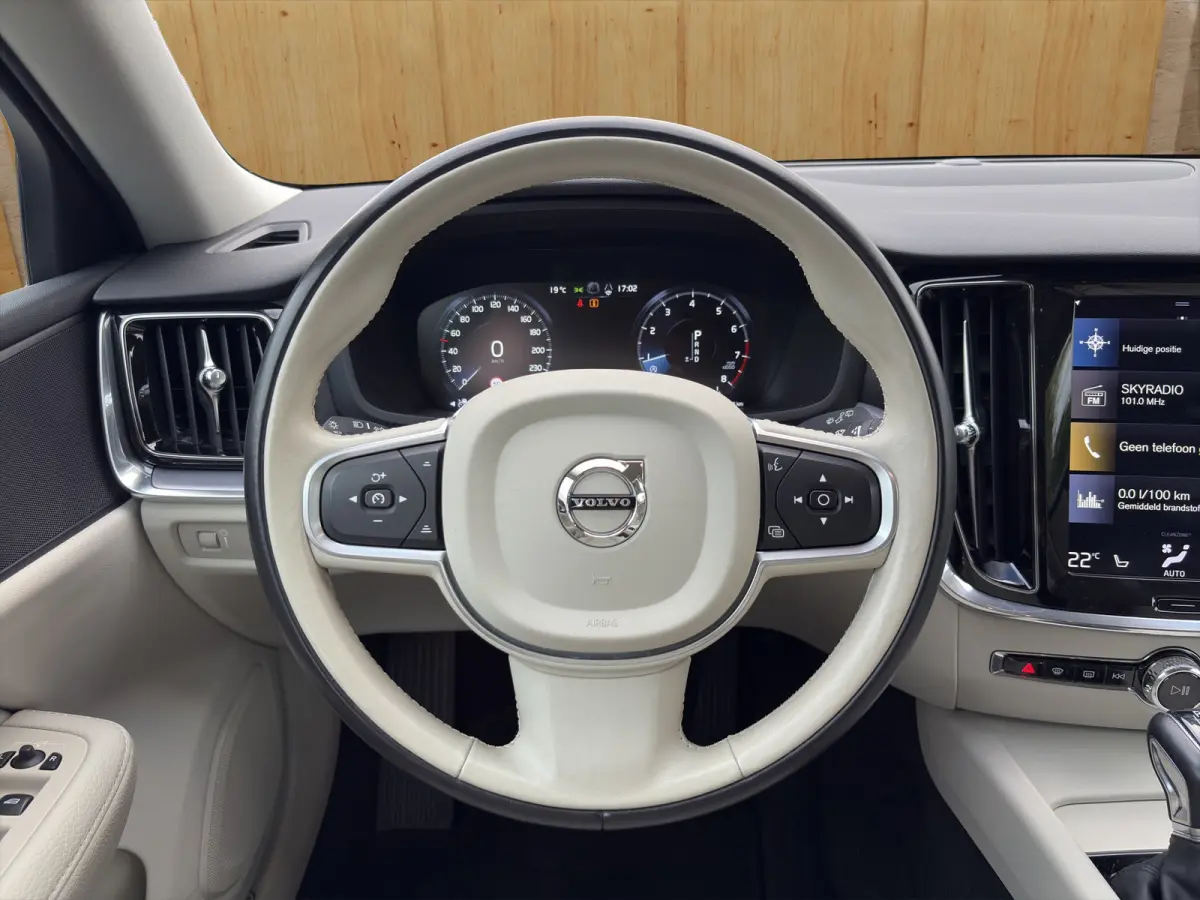 2.0 T4 Momentum Pro | Trekhaak | Camera | Stoelverwarming | Adaptieve Cruise Control | Extra getint glas |