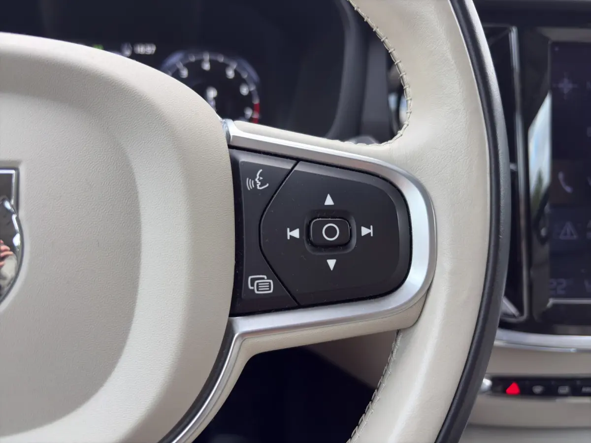 2.0 T4 Momentum Pro | Trekhaak | Camera | Stoelverwarming | Adaptieve Cruise Control | Extra getint glas |