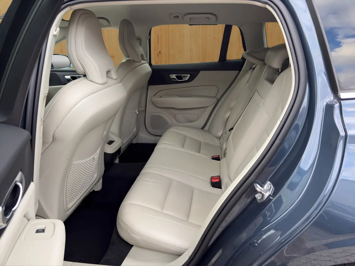 2.0 T4 Momentum Pro | Trekhaak | Camera | Stoelverwarming | Adaptieve Cruise Control | Extra getint glas |