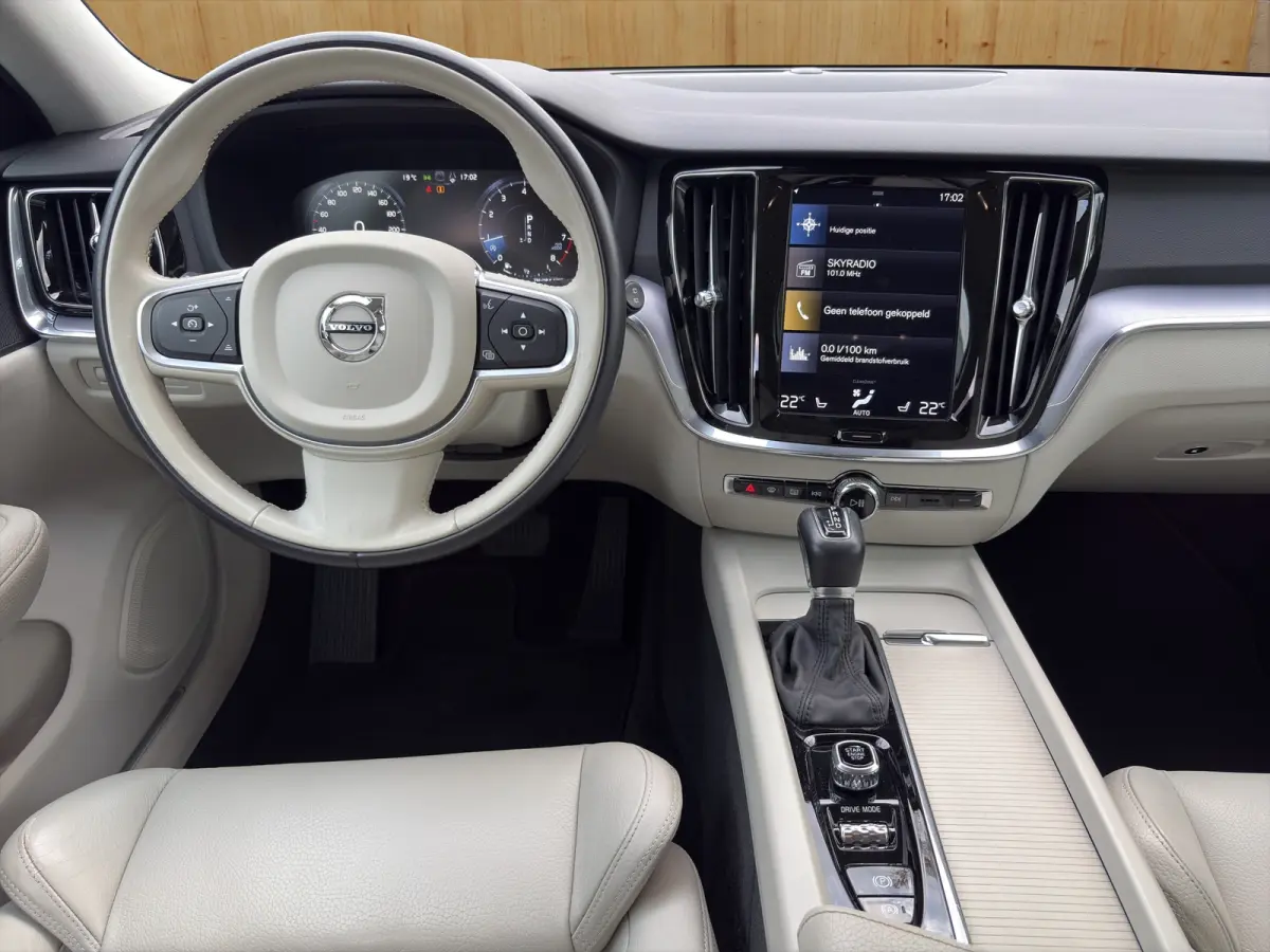 2.0 T4 Momentum Pro | Trekhaak | Camera | Stoelverwarming | Adaptieve Cruise Control | Extra getint glas |
