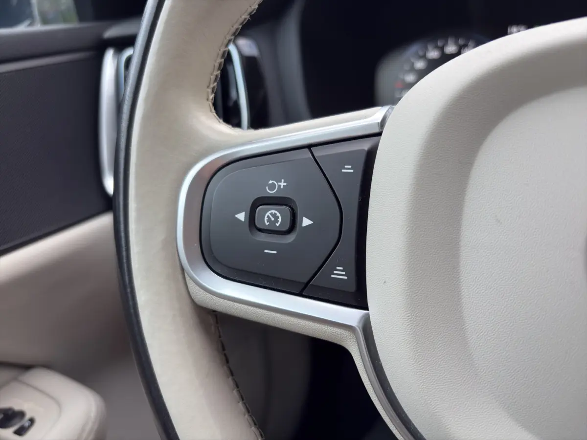 2.0 T4 Momentum Pro | Trekhaak | Camera | Stoelverwarming | Adaptieve Cruise Control | Extra getint glas |