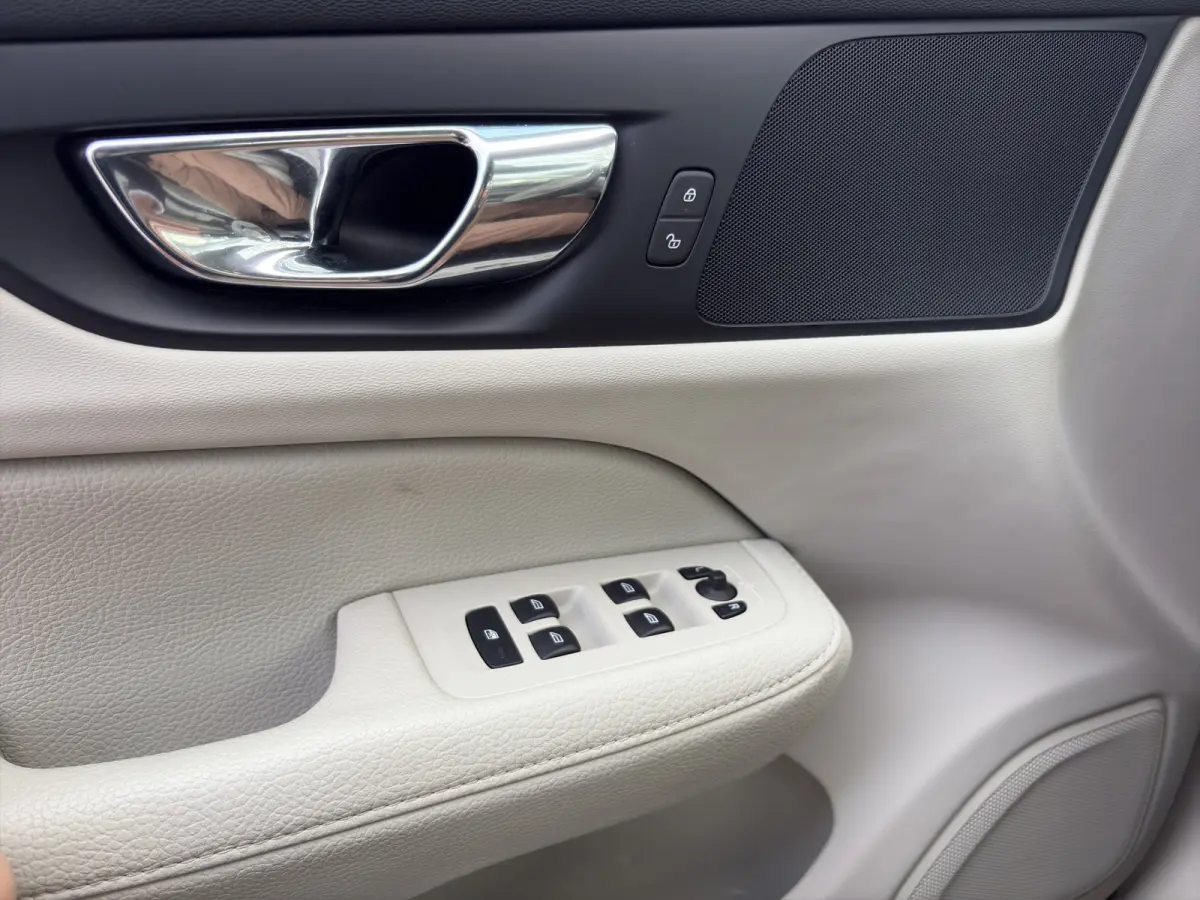 2.0 T4 Momentum Pro | Trekhaak | Camera | Stoelverwarming | Adaptieve Cruise Control | Extra getint glas |