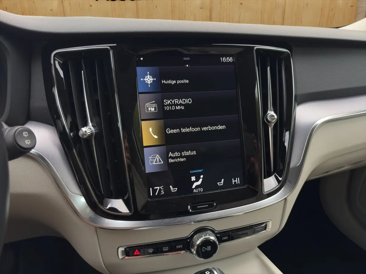 2.0 T4 Momentum Pro | Trekhaak | Camera | Stoelverwarming | Adaptieve Cruise Control | Extra getint glas |
