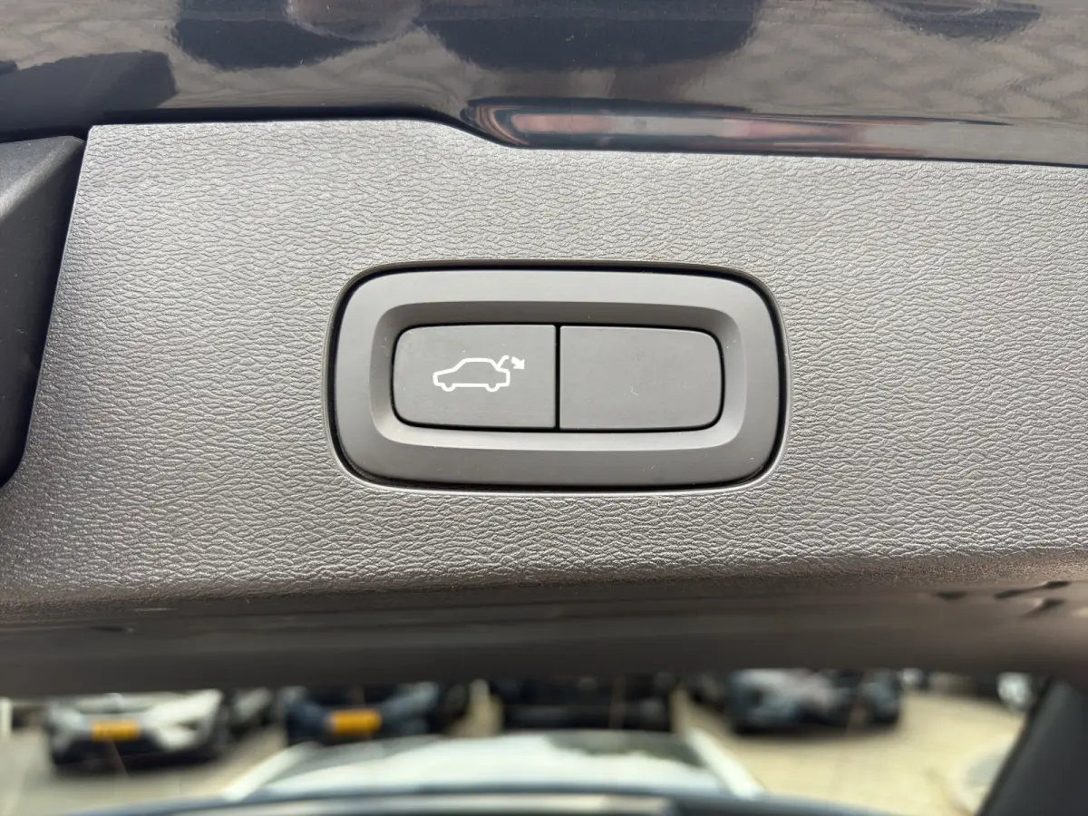 2.0 T4 Momentum Pro | Trekhaak | Camera | Stoelverwarming | Adaptieve Cruise Control | Extra getint glas |