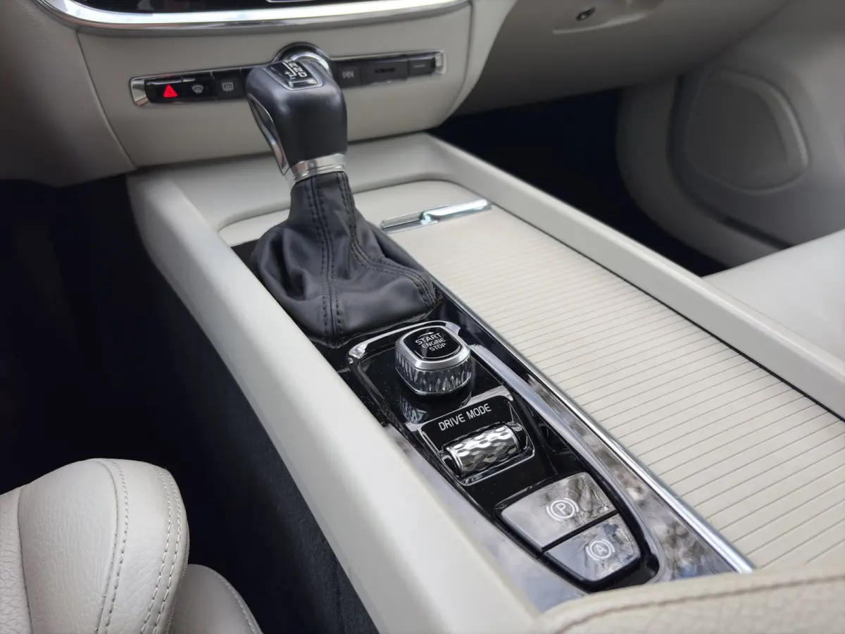 2.0 T4 Momentum Pro | Trekhaak | Camera | Stoelverwarming | Adaptieve Cruise Control | Extra getint glas |
