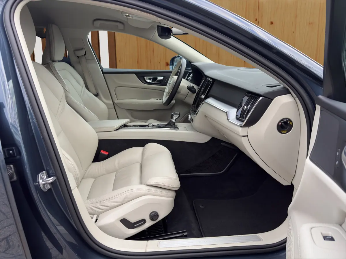 2.0 T4 Momentum Pro | Trekhaak | Camera | Stoelverwarming | Adaptieve Cruise Control | Extra getint glas |