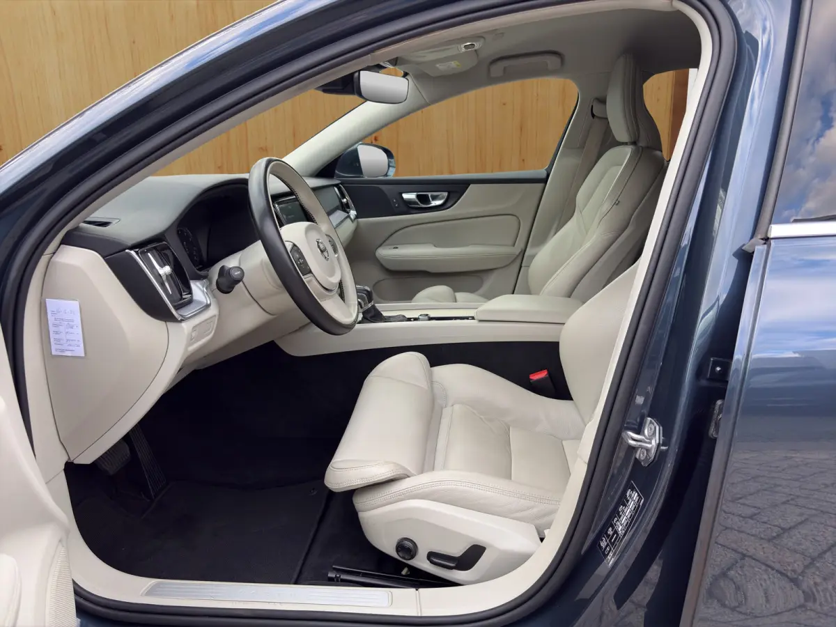 2.0 T4 Momentum Pro | Trekhaak | Camera | Stoelverwarming | Adaptieve Cruise Control | Extra getint glas |