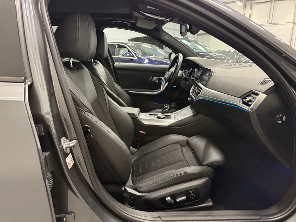330e xDrive High Exe PANO/TREKHAAK/H&K/MEMORY/ACC/CAMERA/LEER-SPORT/SFEER/LED/18"M-SPORT BLACK/DONKERE-HEMEL/SHADOW-LINE/MINERALGRAU/SPORT-LINE/ABSOLUTE NIEUWSTAAT