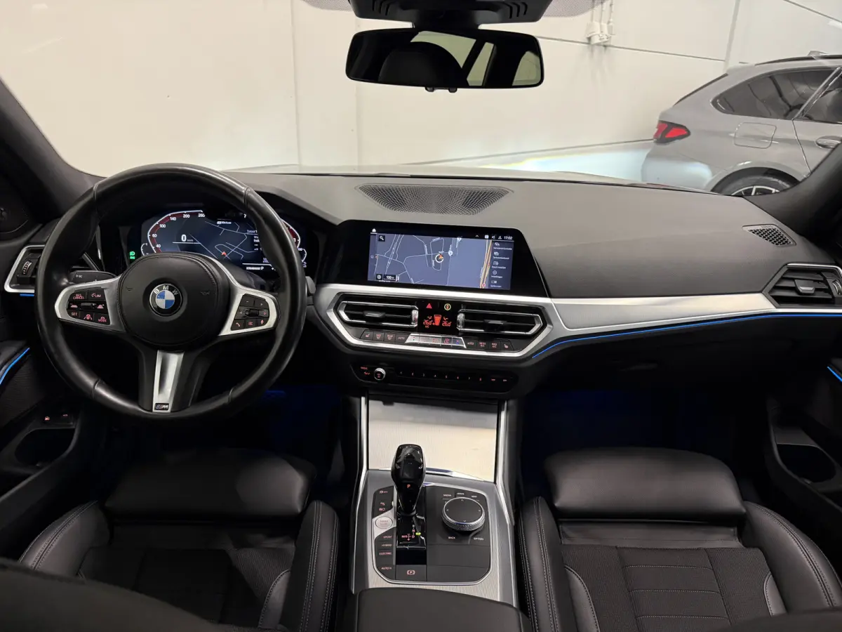 330e xDrive High Exe PANO/TREKHAAK/H&K/MEMORY/ACC/CAMERA/LEER-SPORT/SFEER/LED/18"M-SPORT BLACK/DONKERE-HEMEL/SHADOW-LINE/MINERALGRAU/SPORT-LINE/ABSOLUTE NIEUWSTAAT