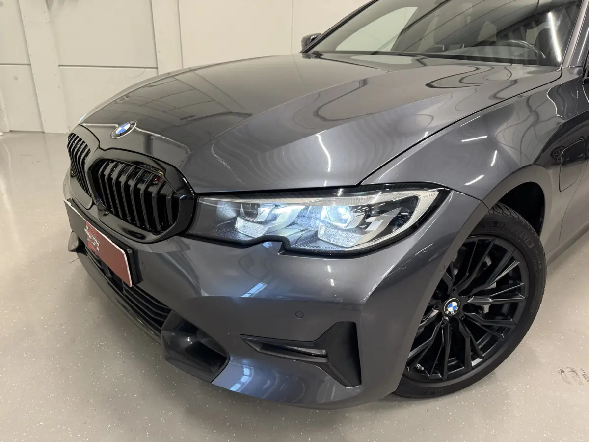 330e xDrive High Exe PANO/TREKHAAK/H&K/MEMORY/ACC/CAMERA/LEER-SPORT/SFEER/LED/18"M-SPORT BLACK/DONKERE-HEMEL/SHADOW-LINE/MINERALGRAU/SPORT-LINE/ABSOLUTE NIEUWSTAAT