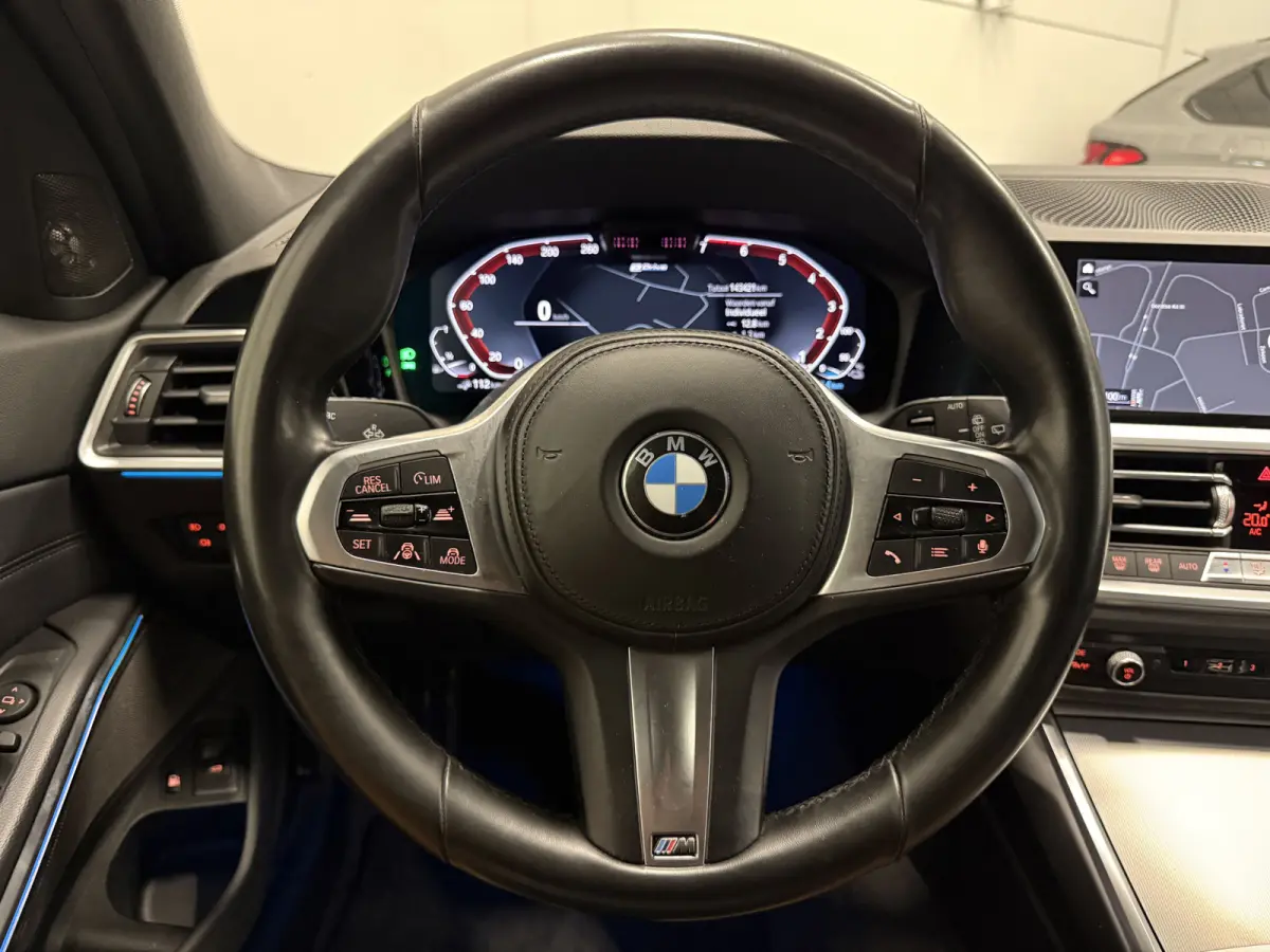 330e xDrive High Exe PANO/TREKHAAK/H&K/MEMORY/ACC/CAMERA/LEER-SPORT/SFEER/LED/18"M-SPORT BLACK/DONKERE-HEMEL/SHADOW-LINE/MINERALGRAU/SPORT-LINE/ABSOLUTE NIEUWSTAAT