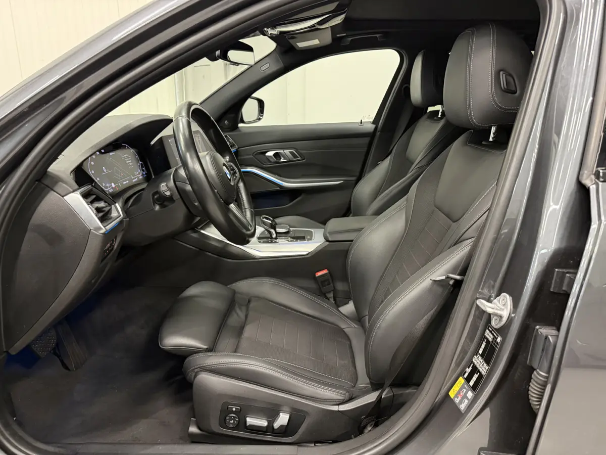330e xDrive High Exe PANO/TREKHAAK/H&K/MEMORY/ACC/CAMERA/LEER-SPORT/SFEER/LED/18"M-SPORT BLACK/DONKERE-HEMEL/SHADOW-LINE/MINERALGRAU/SPORT-LINE/ABSOLUTE NIEUWSTAAT