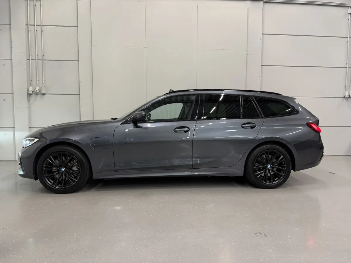 330e xDrive High Exe PANO/TREKHAAK/H&K/MEMORY/ACC/CAMERA/LEER-SPORT/SFEER/LED/18"M-SPORT BLACK/DONKERE-HEMEL/SHADOW-LINE/MINERALGRAU/SPORT-LINE/ABSOLUTE NIEUWSTAAT