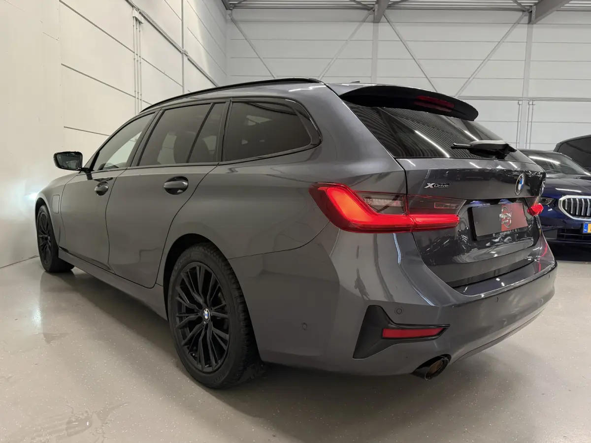 330e xDrive High Exe PANO/TREKHAAK/H&K/MEMORY/ACC/CAMERA/LEER-SPORT/SFEER/LED/18"M-SPORT BLACK/DONKERE-HEMEL/SHADOW-LINE/MINERALGRAU/SPORT-LINE/ABSOLUTE NIEUWSTAAT