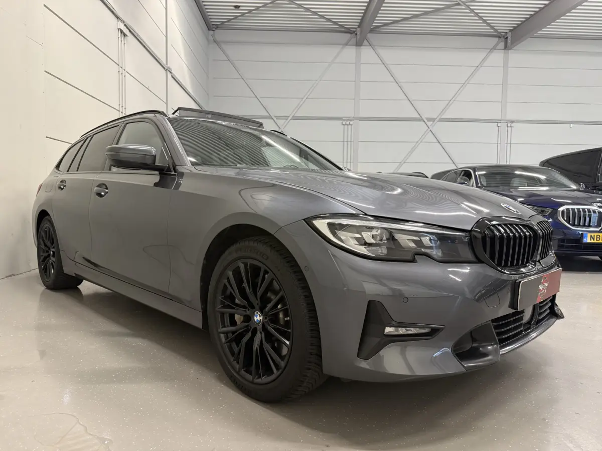 330e xDrive High Exe PANO/TREKHAAK/H&K/MEMORY/ACC/CAMERA/LEER-SPORT/SFEER/LED/18"M-SPORT BLACK/DONKERE-HEMEL/SHADOW-LINE/MINERALGRAU/SPORT-LINE/ABSOLUTE NIEUWSTAAT