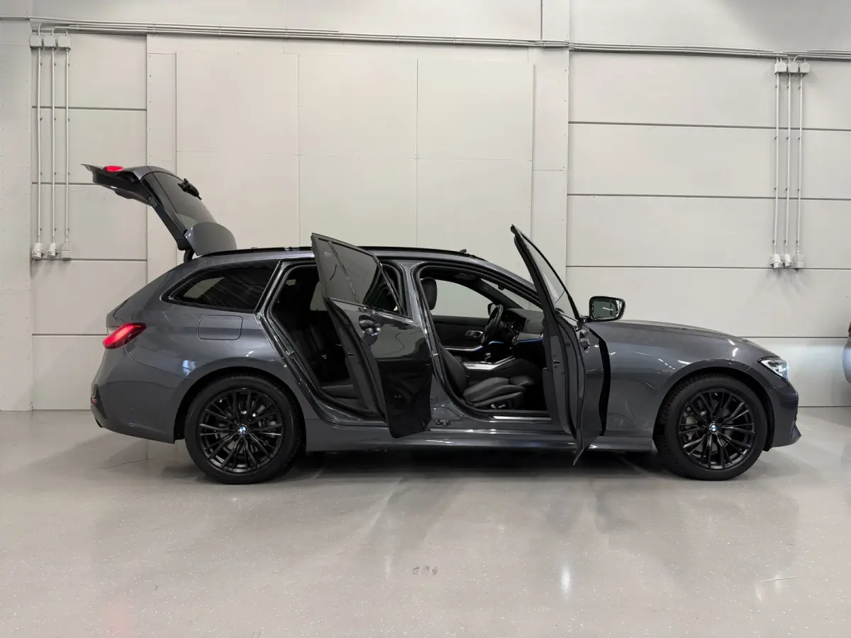 330e xDrive High Exe PANO/TREKHAAK/H&K/MEMORY/ACC/CAMERA/LEER-SPORT/SFEER/LED/18"M-SPORT BLACK/DONKERE-HEMEL/SHADOW-LINE/MINERALGRAU/SPORT-LINE/ABSOLUTE NIEUWSTAAT
