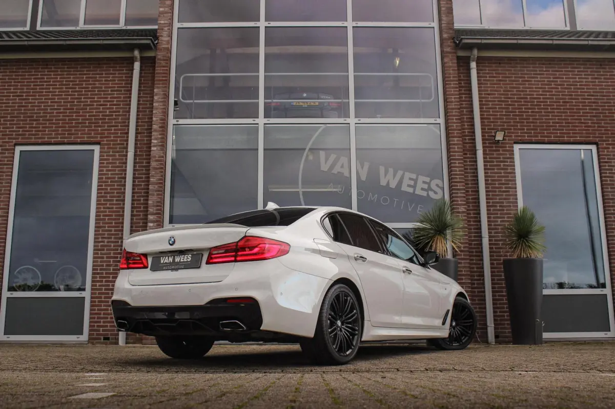 540i High Executive | M Sportpakket | Driving Assistant | Harman/Kardon | Schuif-/kanteldak | LED adaptief | M-sport remmen | Shadow Line | Parking Assistant | PDC