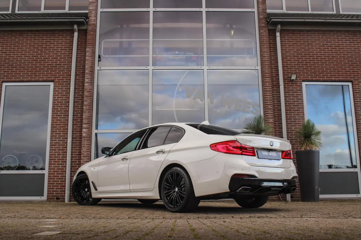 540i High Executive | M Sportpakket | Driving Assistant | Harman/Kardon | Schuif-/kanteldak | LED adaptief | M-sport remmen | Shadow Line | Parking Assistant | PDC