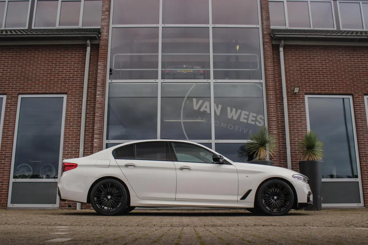 540i High Executive | M Sportpakket | Driving Assistant | Harman/Kardon | Schuif-/kanteldak | LED adaptief | M-sport remmen | Shadow Line | Parking Assistant | PDC
