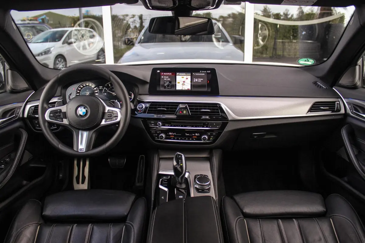 540i High Executive | M Sportpakket | Driving Assistant | Harman/Kardon | Schuif-/kanteldak | LED adaptief | M-sport remmen | Shadow Line | Parking Assistant | PDC
