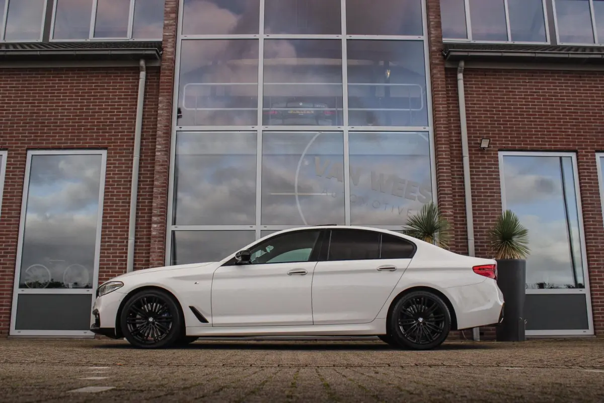 540i High Executive | M Sportpakket | Driving Assistant | Harman/Kardon | Schuif-/kanteldak | LED adaptief | M-sport remmen | Shadow Line | Parking Assistant | PDC