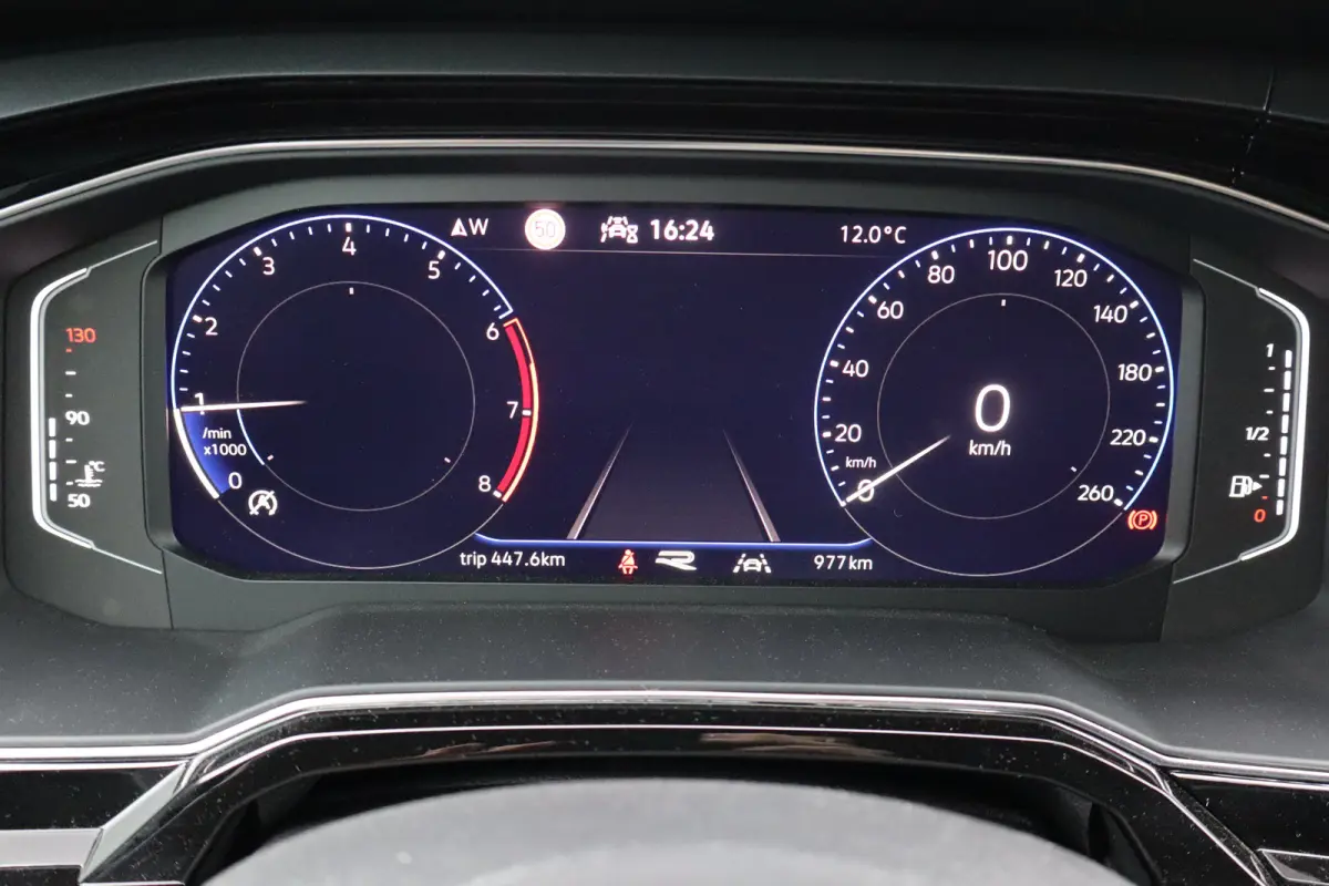 1.0 TSI R-Line Edition Koplampverlichting LED Matrix ('IQ.Light ') | Verwarmbare voorstoelen | R-Line exterieurpakket 'Black Style' | Digital Cockpit Pro (26 cm)