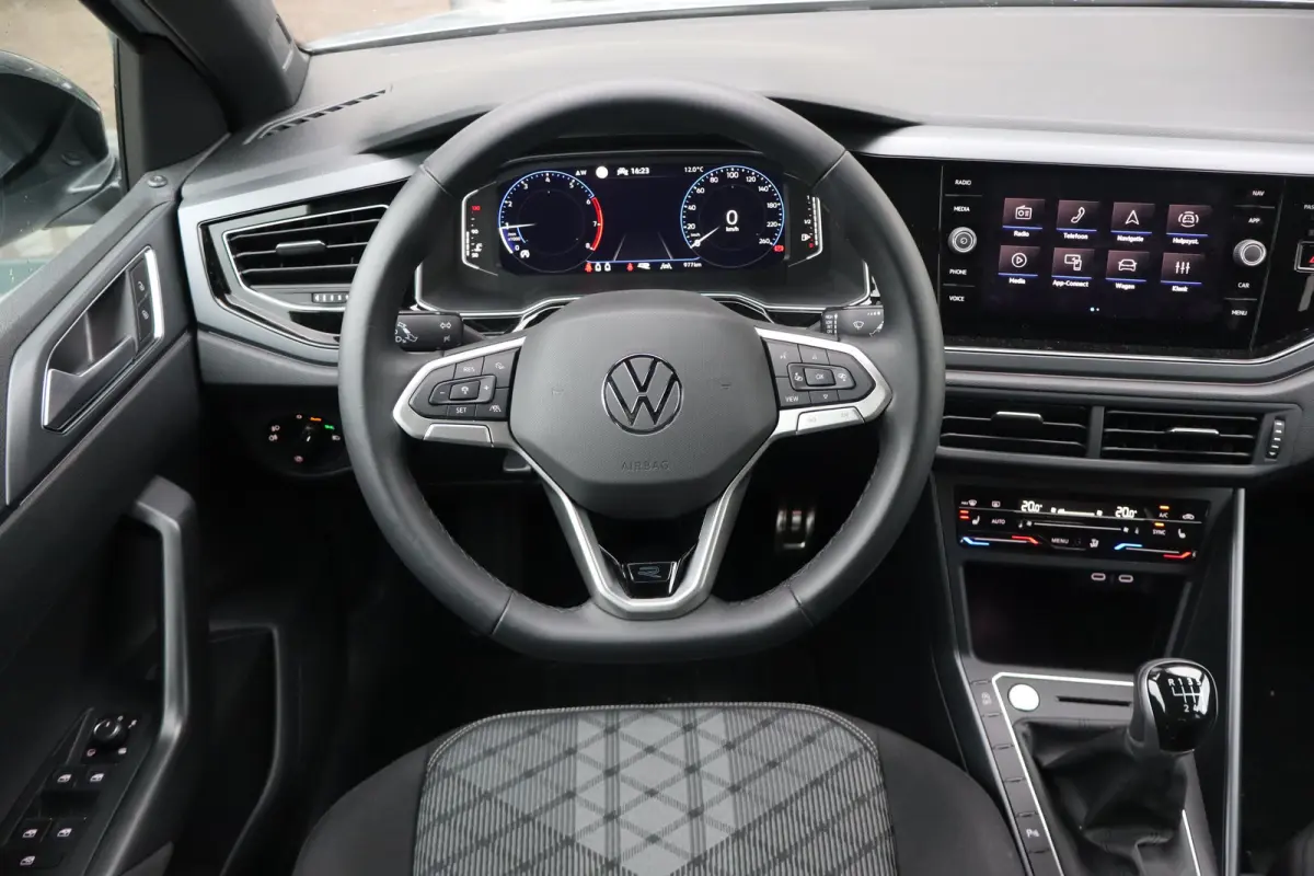 1.0 TSI R-Line Edition Koplampverlichting LED Matrix ('IQ.Light ') | Verwarmbare voorstoelen | R-Line exterieurpakket 'Black Style' | Digital Cockpit Pro (26 cm)