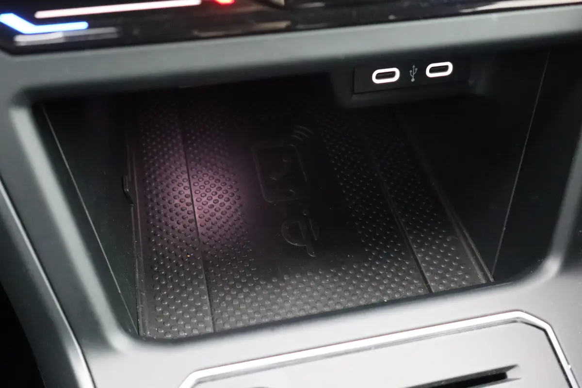 1.0 TSI R-Line Edition Koplampverlichting LED Matrix ('IQ.Light ') | Verwarmbare voorstoelen | R-Line exterieurpakket 'Black Style' | Digital Cockpit Pro (26 cm)