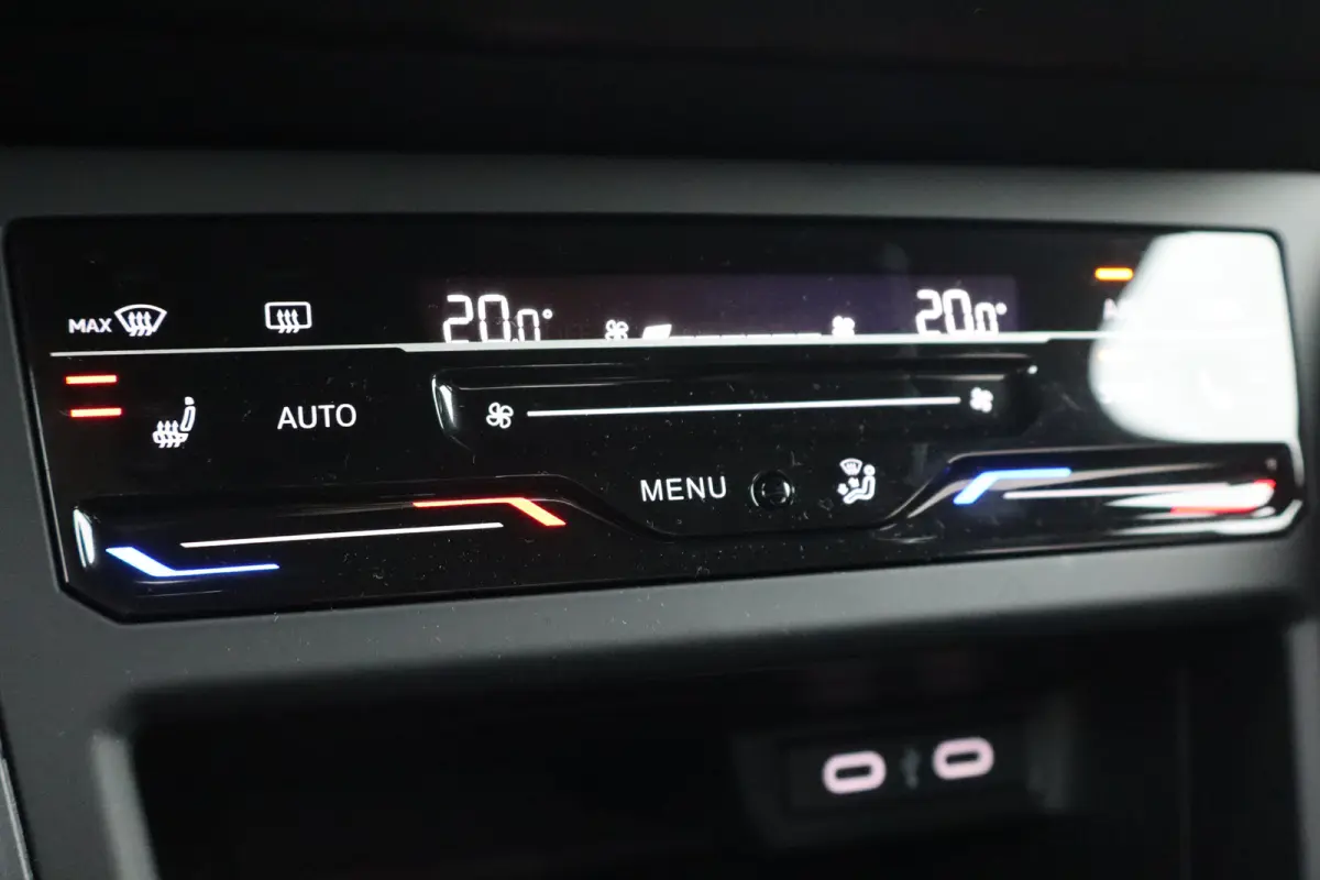 1.0 TSI R-Line Edition Koplampverlichting LED Matrix ('IQ.Light ') | Verwarmbare voorstoelen | R-Line exterieurpakket 'Black Style' | Digital Cockpit Pro (26 cm)
