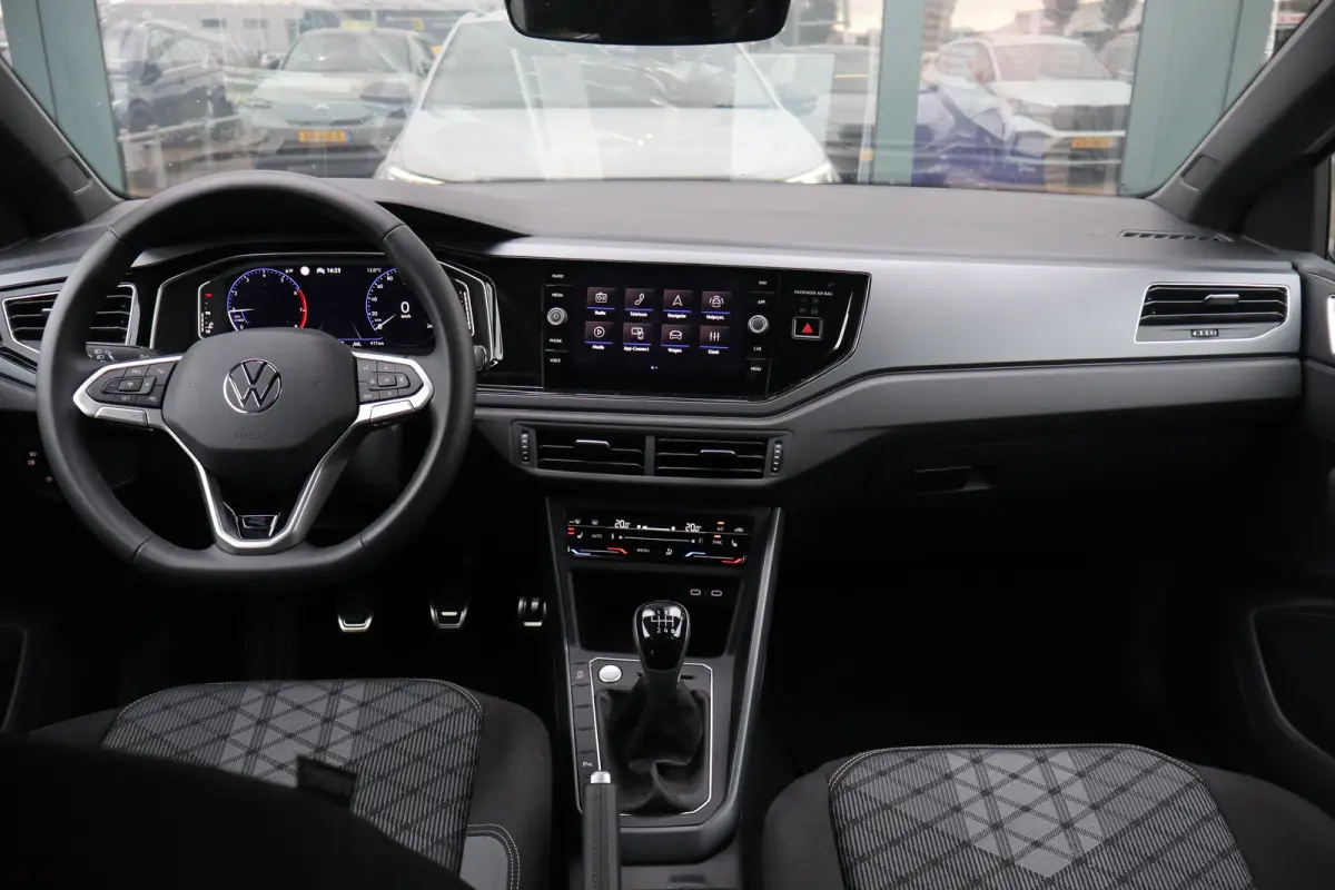 1.0 TSI R-Line Edition Koplampverlichting LED Matrix ('IQ.Light ') | Verwarmbare voorstoelen | R-Line exterieurpakket 'Black Style' | Digital Cockpit Pro (26 cm)