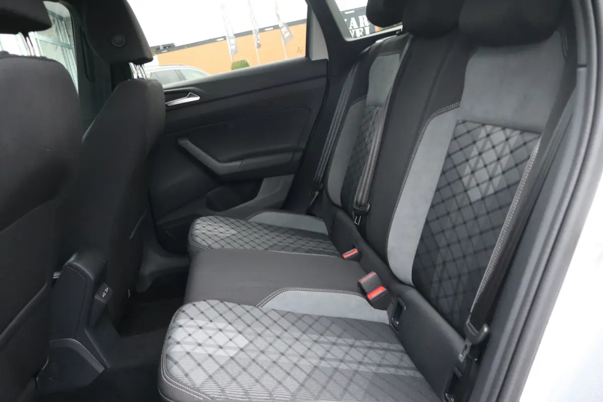 1.0 TSI R-Line Edition Koplampverlichting LED Matrix ('IQ.Light ') | Verwarmbare voorstoelen | R-Line exterieurpakket 'Black Style' | Digital Cockpit Pro (26 cm)