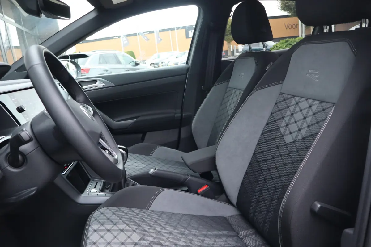 1.0 TSI R-Line Edition Koplampverlichting LED Matrix ('IQ.Light ') | Verwarmbare voorstoelen | R-Line exterieurpakket 'Black Style' | Digital Cockpit Pro (26 cm)