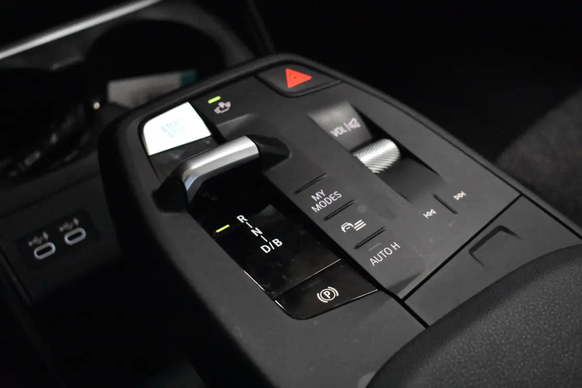 xDrive30 Launch Edition 67 kWh | 100% SOH | Camera | Navi |