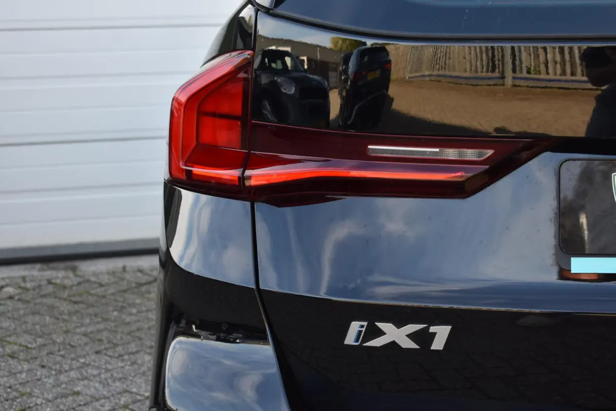 xDrive30 Launch Edition 67 kWh | 100% SOH | Camera | Navi |