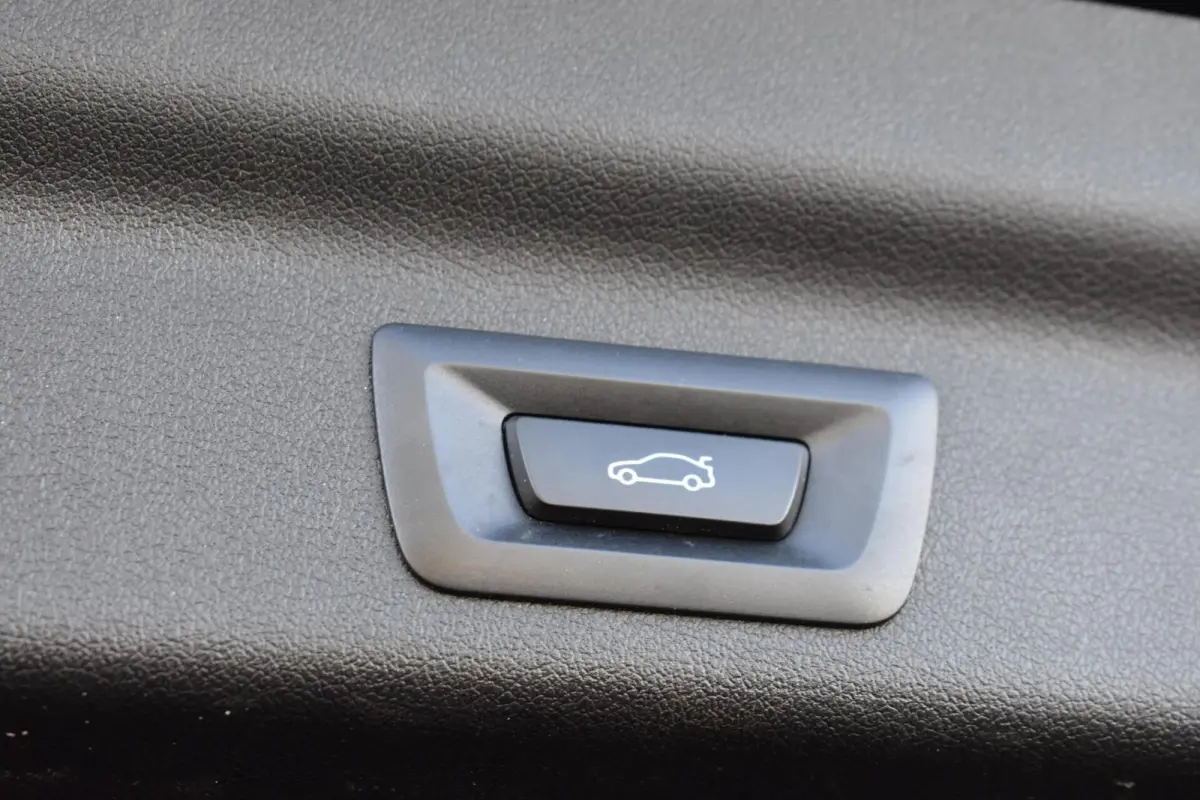 xDrive30 Launch Edition 67 kWh | 100% SOH | Camera | Navi |