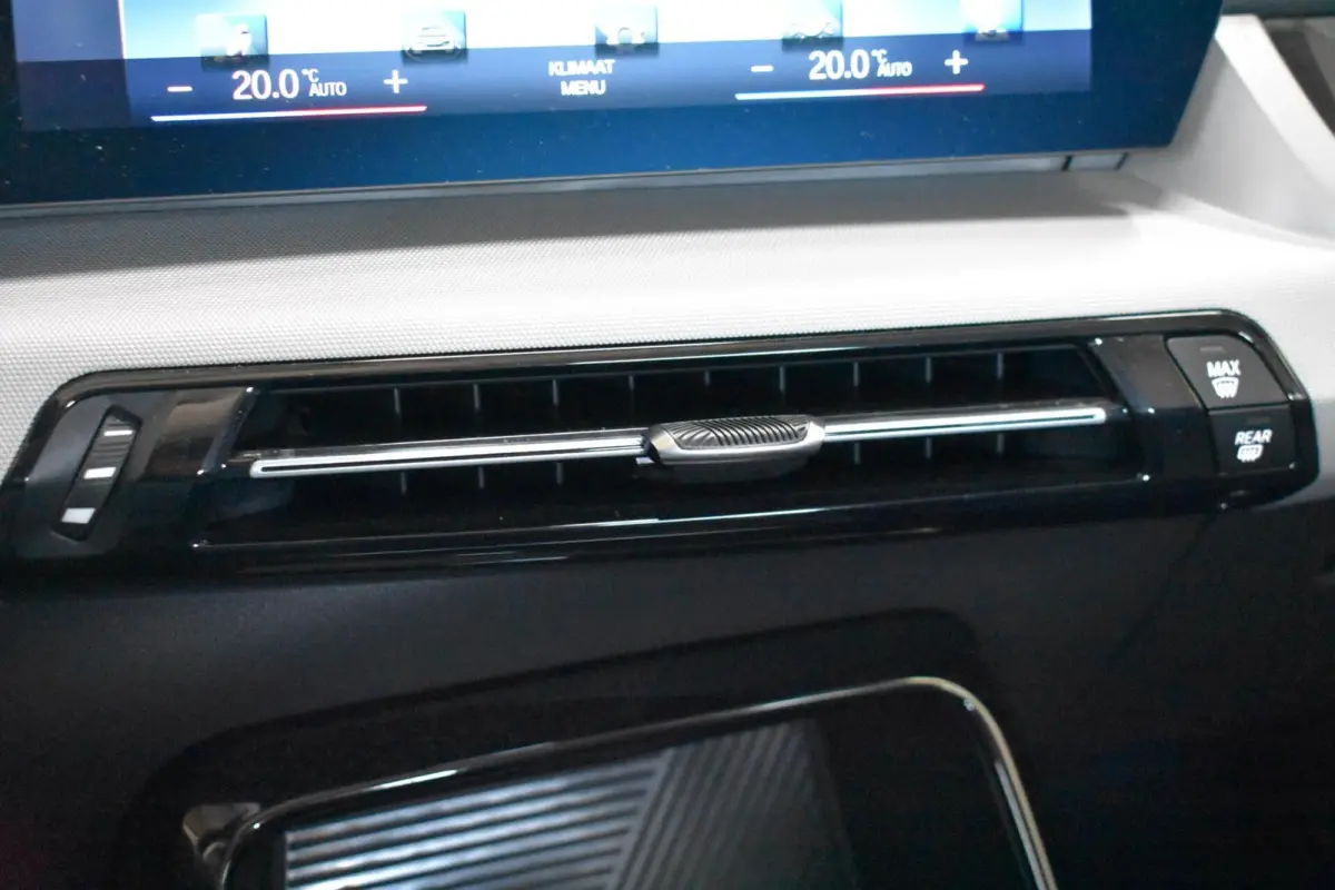xDrive30 Launch Edition 67 kWh | 100% SOH | Camera | Navi |